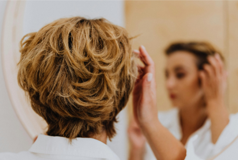 coupe courte effilée femme 60 ans