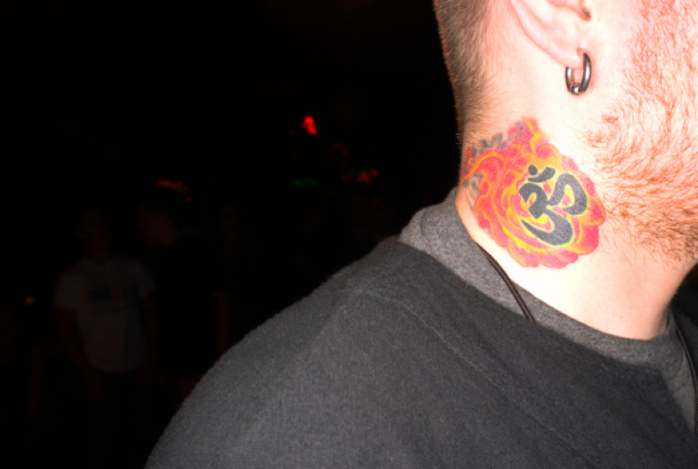 idee tatouage cou homme
