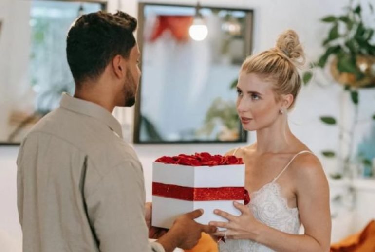 Offrir un cadeau à une femme