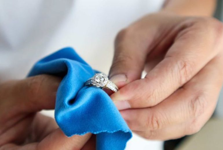 nettoyer une bague en argent